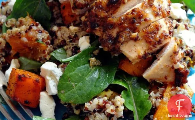 क्विनोआ और भुना हुआ कद्दू सलाद पर सरसों क्रस्टेड चिकन
