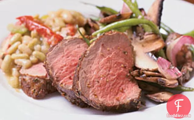 साबुत अनाज सरसों और जड़ी बूटी क्रस्ट के साथ गोमांस का भुना हुआ फ़िले