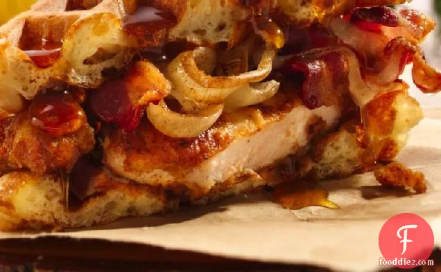 मंटैस्टिक फ्राइड चिकन और वफ़ल सैंडविच