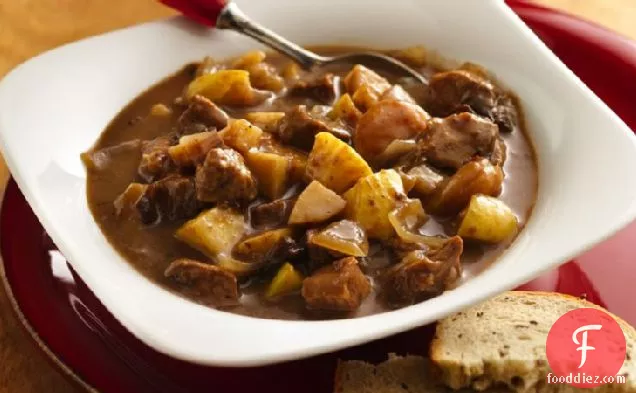 धीमी कुकर फल और पोर्क स्टू