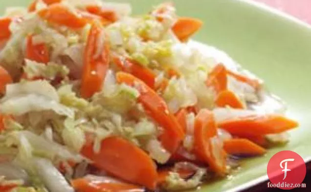 चावल की शराब के साथ नापा गोभी और गाजर-सीप की चटनी