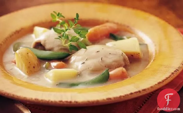 धीमी कुकर मलाईदार जड़ी बूटी चिकन स्टू