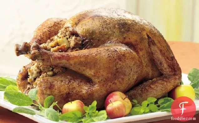सेब पेकन स्टफिंग के साथ हनी स्पाइस रोस्ट टर्की