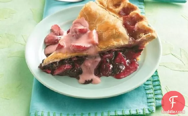 स्ट्रॉबेरी सॉस के साथ सेब-ब्लूबेरी पाई