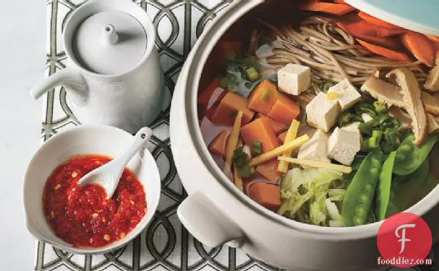 मशरूम शोरबा, गोभी, और रतालू के साथ उडोन