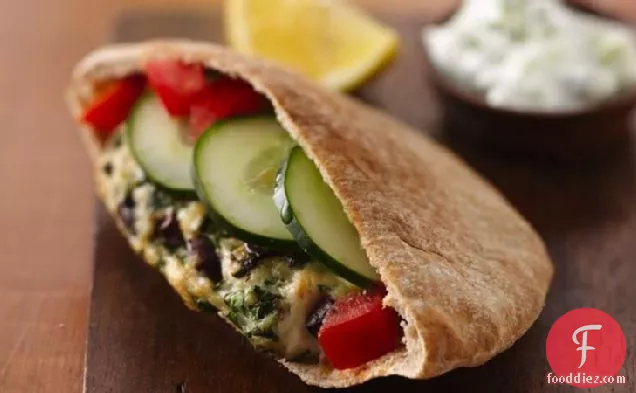 तज़्ज़िकी सॉस के साथ ग्रीक चिकन बर्गर