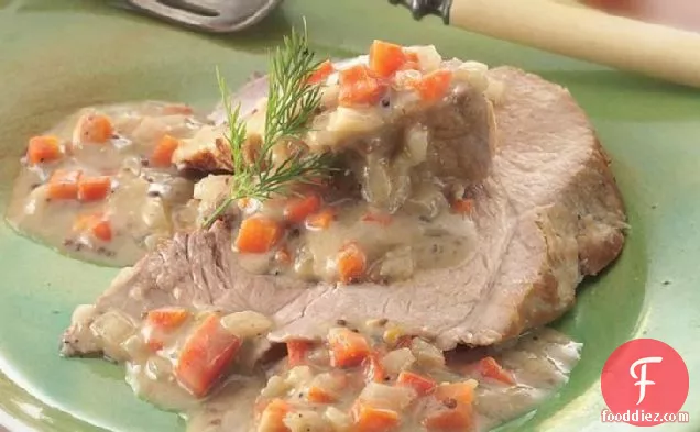 क्रीमी मस्टर्ड सॉस के साथ स्लो-कुकर पोर्क रोस्ट