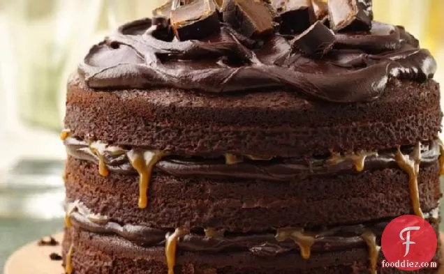 लंबा, गहरा और मोटा चॉकलेट लेयर केक