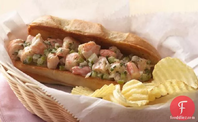 न्यू इंग्लैंड-शैली झींगा नींबू-जड़ी बूटी मेयोनेज़ के साथ रोल करता है