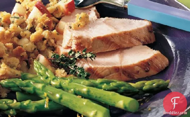 स्टफिंग के साथ ग्रिल्ड टर्की टेंडरलॉइन