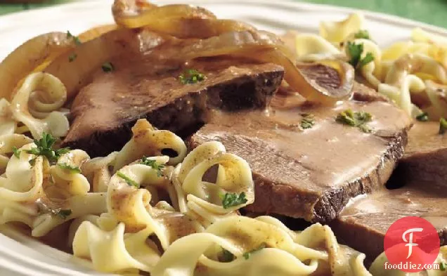 स्लो-कुकर हंगेरियन बीफ पॉट रोस्ट