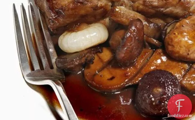 जंगली मशरूम और सिपोलिनी प्याज के साथ ब्रेज़्ड मोनफिश