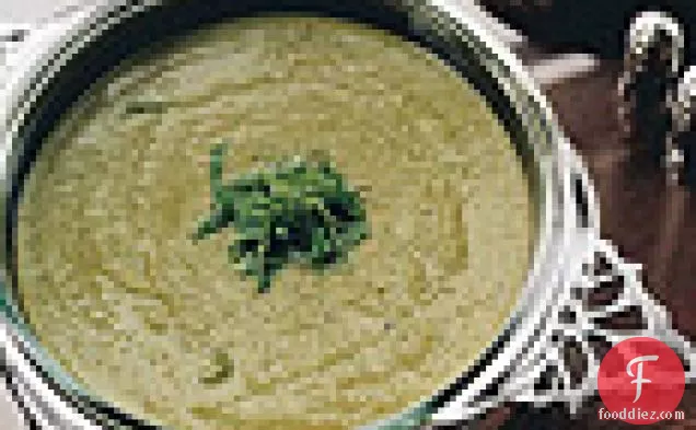ताजा मटर और पुदीना सूप