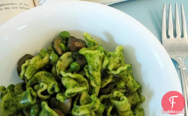 Spinach Pesto Pasta With Fresh Peas And Mushrooms
