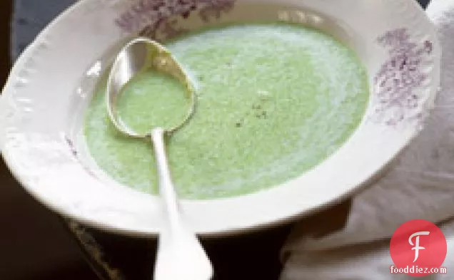 उज्ज्वल-हरी मटर का सूप