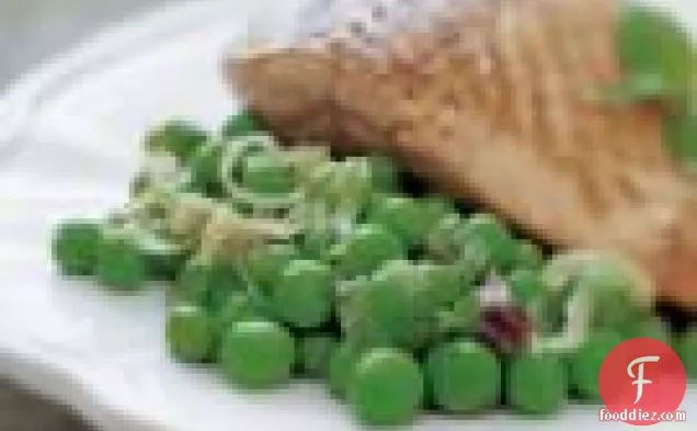 लाल प्याज के अंकुर के साथ वसंत मटर का त्वरित ब्रेज़