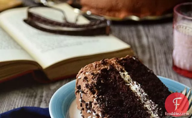फूड स्टाइलिंग चैलेंज / टोस्टेड मार्शमैलो फिलिंग के साथ माल्टेड चॉकलेट केक