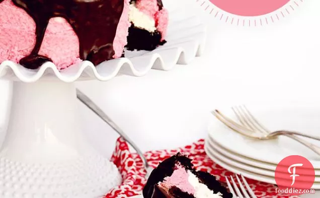 रास्पबेरी बटरक्रीम के साथ डार्क चॉकलेट मार्शमैलो केक