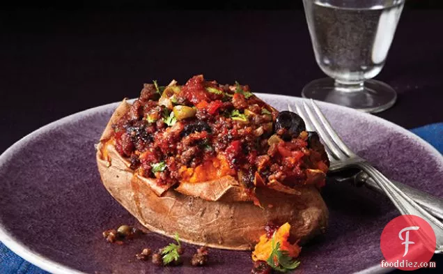 क्यूबा शैली के बीफ पिकाडिलो के साथ शकरकंद