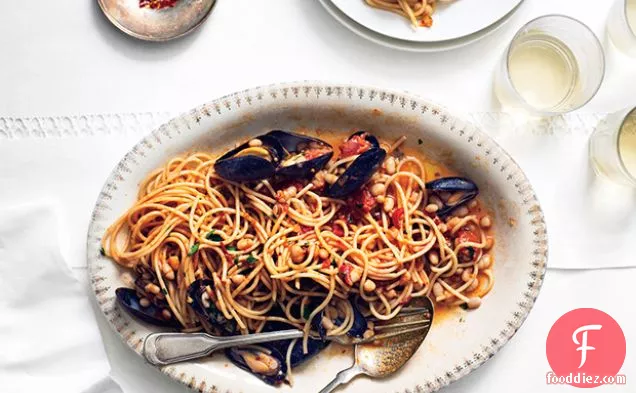 Spaghetti with Mussels and White Beans