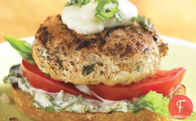 तुलसी मेयोनेज़ के साथ ओपन-फेस चिकन बर्गर