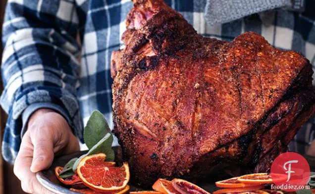 साइट्रस और राई के साथ भुना हुआ ताजा हैम