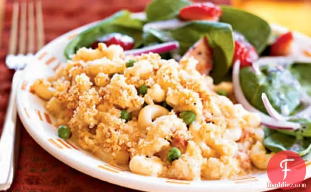 मटर के साथ हैम और पनीर मैकरोनी सेंकना