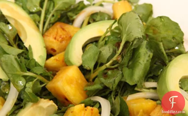 क्यूबन एवोकैडो, वॉटरक्रेस, और अनानास सलाद (एन्सेलाडा डी अगुआकेट, बेरो, वाई पिना)