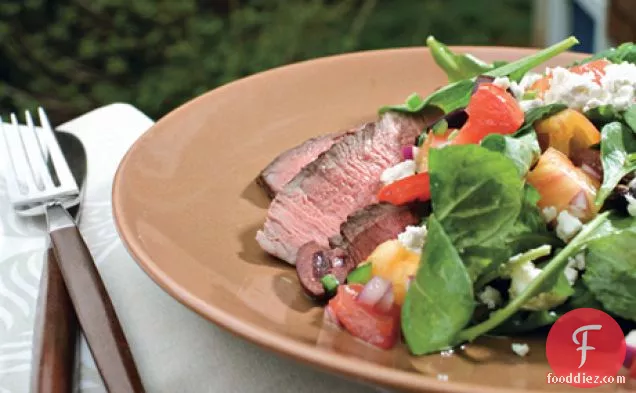 कटा हुआ ग्रीष्मकालीन सलाद के साथ काली मिर्च-ग्रील्ड स्टेक