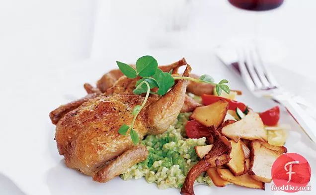 मीठे मटर दलिया और ग्रीष्मकालीन सब्जी रैगआउट के साथ बटेर