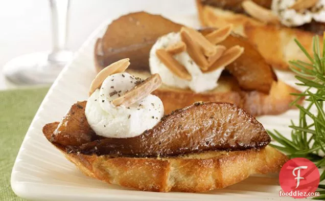 बाल्समिक-चमकता हुआ नाशपाती और बकरी पनीर क्रोस्टिनी