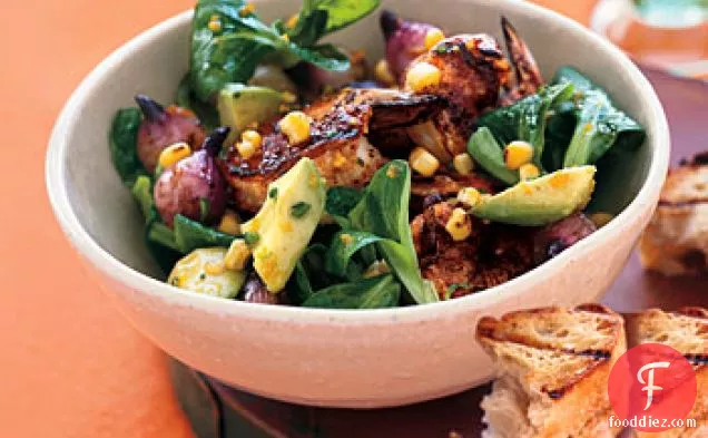 मकई और एवोकैडो के साथ ग्रील्ड झींगा सलाद