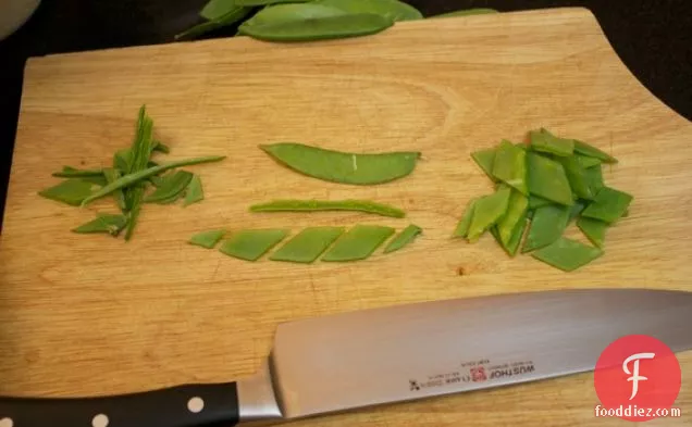 हॉर्सरैडिश और पुदीना विनिगेट के साथ स्प्रिंग मटर का सलाद