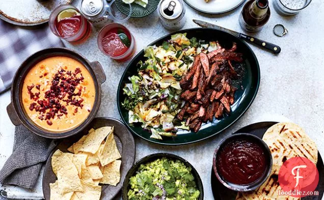 ग्रिल्ड गोभी और स्कैलियन के साथ स्कर्ट स्टेक फजिटास