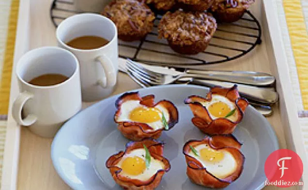 हैम क्रिस्प्स में बेक्ड अंडे और मशरूम