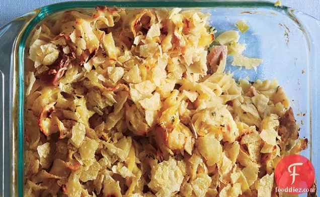 लीक और ताजा डिल के साथ टूना नूडल पुलाव