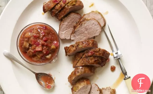मसालेदार रूबर्ब चटनी के साथ पोर्क टेंडरलॉइन