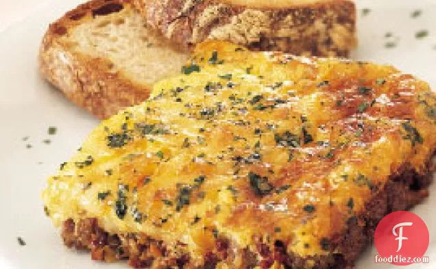 धूप में सुखाए हुए टमाटर और मोज़ेरेला के साथ सॉसेज और अंडे का पुलाव