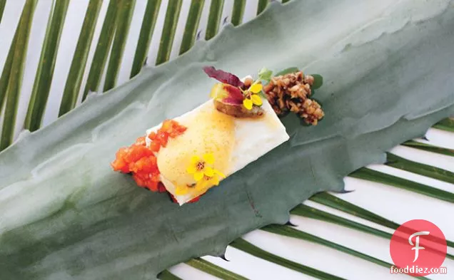 स्मोक्ड बैंगन और टमाटर अदरक की चटनी के साथ नारियल और लेमनग्रास में ब्रेज़्ड हलिबूट फ़िललेट्स