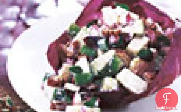 रेडिकियो कप में क्रैनबेरी और पेकान के साथ वाल्डोर्फ सलाद
