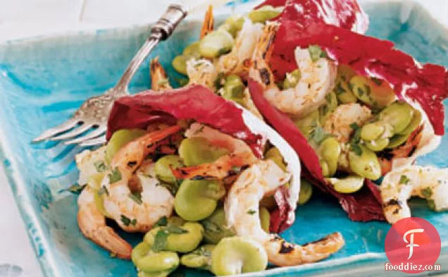 रेडिकियो कप में फवा बीन और ग्रिल्ड झींगा सलाद