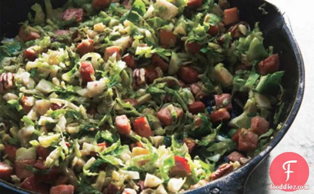 स्मोक्ड हैम और टोस्टेड पेकान के साथ कटा हुआ ब्रसेल्स स्प्राउट्स