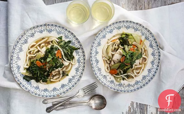 बेबी बोक चोय और उडोन के साथ पांच-मसाला शोरबा में काली कॉड पट्टिका