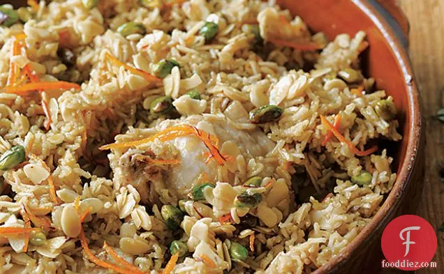 नारंगी, केसर, बादाम और पिस्ता सिरप के साथ ब्रेज़्ड चिकन और चावल