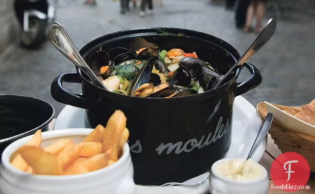 Mussels Steamed in Beer with Crème Fraîche, Herbs, and Parmesan croutons