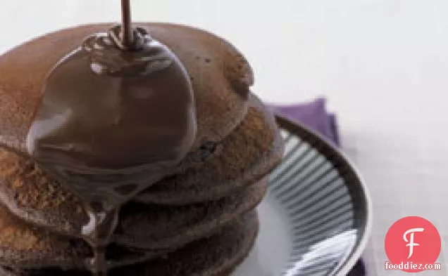 चॉकलेट सॉस के साथ चॉकलेट ग्रिल केक