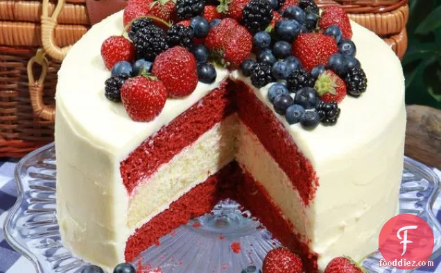 शानदार लाल, सफेद और नीला केक
