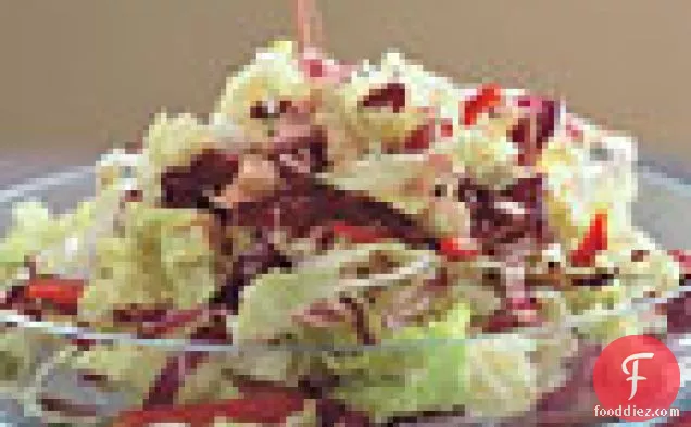 सेवॉय गोभी और रेडिकियो स्लाव रक्त नारंगी ड्रेसिंग के साथ