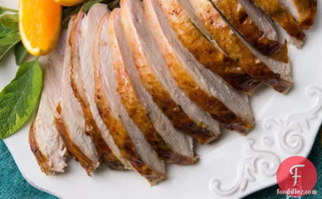 ग्रेवी के साथ साइट्रस-सेज रोस्ट टर्की ब्रेस्ट: छोटी भीड़