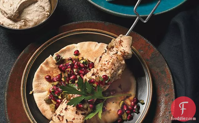 अनार के स्वाद और ताहिनी दही के साथ तुर्की-मसालेदार चिकन कबाब
